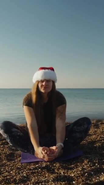 Вертикальне Відео Молода Жінка Різдво Вранці Сидить Біля Моря Червоному — стокове відео