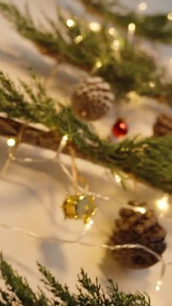 Dikey Video Noel Ağacı Şeklinde Yapımı Süsler Çelenkler Çam Kozalakları — Stok video