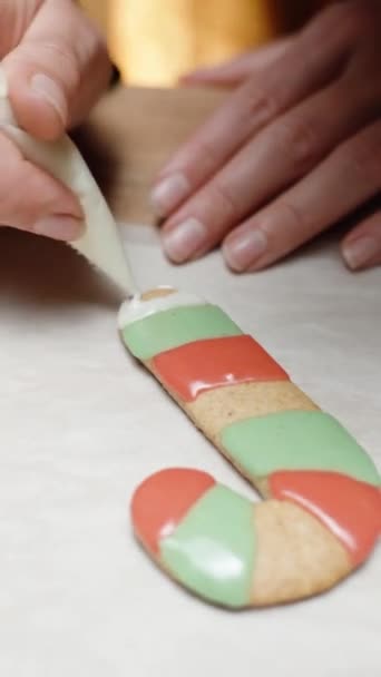 Vídeo Vertical Creando Bastón Caramelo Jengibre Navidad Hecho Casa Mujer — Vídeos de Stock