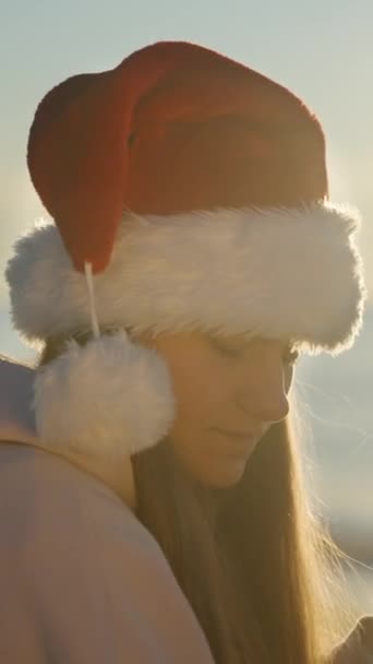 Vídeo Vertical Una Mujer Joven Sombrero Santa Una Mañana Navidad — Vídeos de Stock
