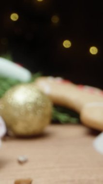 Dikey video. Noel masasında tatlı, zencefilli kurabiye ve arka planda kakao. Dolly kaydırıcı aşırı yakın çekim.