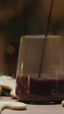 Dikey video. Masada ziyafet, mumlar ve tatlılar, sıcak kakao. İç mimari.