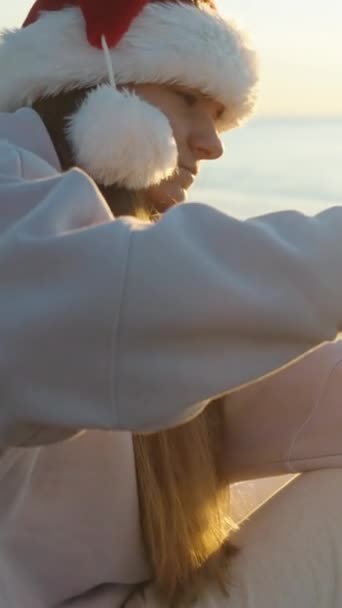 비디오 크리스마스에 바다에 모자에 여자는 열에서 뜨거운 따뜻한 태양의 그녀를 — 비디오