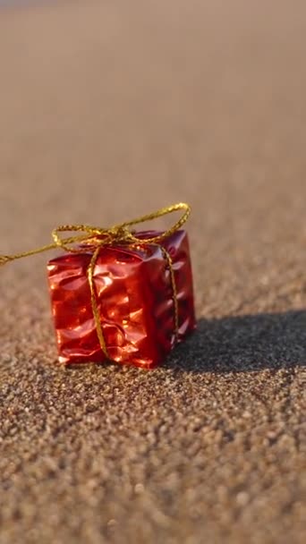 Κάθετο Βίντεο Micro Κουτί Δώρου Κόκκινο Περιτύλιγμα Χρυσό Φιόγκο Μια — Αρχείο Βίντεο