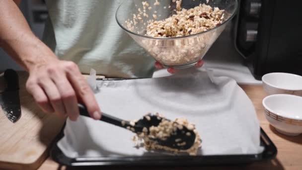 Ingrediënten Voor Zelfgemaakte Granola Granen Een Mengsel Van Noten Fruit — Stockvideo