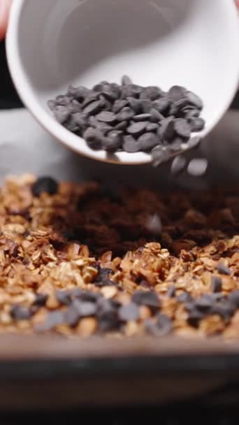 비디오 오븐에서 그라놀라에 초콜릿이 얹어져 있습니다 슬로우 — 비디오