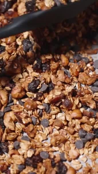 Függőleges Videó Keveri Frissen Sült Granolát Egy Spatulával Sütőből Felülnézetből — Stock videók