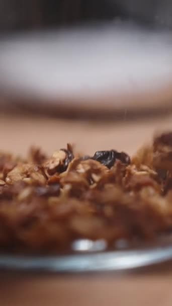 Vidéo Verticale Ils Transfèrent Granola Maison Fraîchement Préparé Dans Bocal — Video