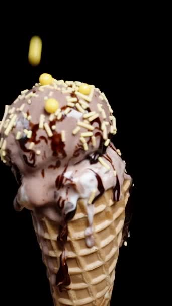 Vídeo Vertical Polvilhas Amarelas Açúcar Caem Sobre Colheres Sorvete Cone — Vídeo de Stock