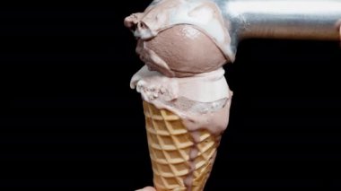 Dondurma toplarını birbiri ardına waffle külahına dolduruyorum..