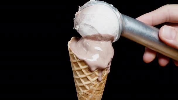 Кладу Морозиво Поверх Розтопленого Морозива Вафельний Конус Чорному Тлі Ізольовані — стокове відео