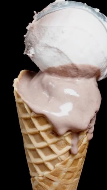 Вертикальное Видео Кладу Шарик Мороженого Поверх Расплавленного Мороженого Вафельный Конус — стоковое видео