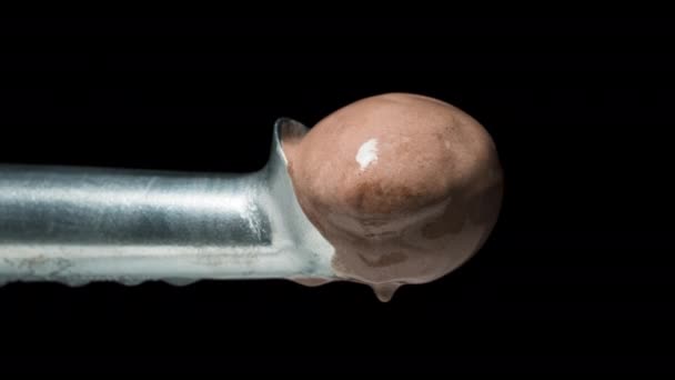 巧克力冰淇淋球在勺子上迅速融化 宏观变焦 黑色背景 时间间隔 — 图库视频影像