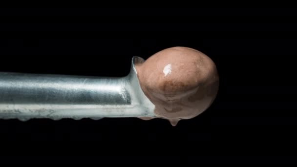 时间流逝巧克力冰淇淋球放在一个特殊的金属勺子上迅速融化 — 图库视频影像