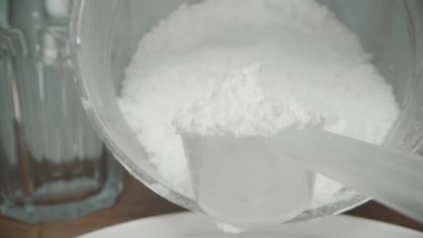 測定スプーンを使用して 私はテーブルの上に瓶から白い粉をスクープ — ストック動画