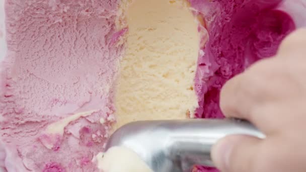 Verticale Video Drie Verschillende Smaken Kleuren Van Ijs Tussen Roze — Stockvideo