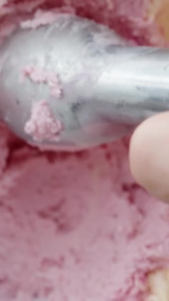 垂直录像 从三种不同颜色和口味的冰淇淋中 我选择了粉色水果味的 并用一个特殊的勺子勺 — 图库视频影像