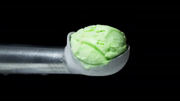 Zeitraffer Die Pistaziengrüne Eiskugel Schmilzt Schnell Auf Einem Speziellen Metalllöffel — Stockvideo