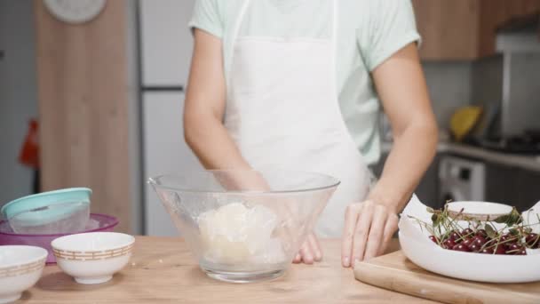 Kobieta Podchodzi Stołu Pierwszym Planie Bierze Ciasto Wkłada Lodówki Kuchnia — Wideo stockowe