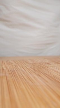 Kadın dilimlenmiş turşuları kesme tahtasının kenarına kaydırıyor kamera geriye doğru hareket ederken, süper yakın plan. Dikey video.