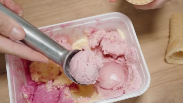 Pomocí Speciální Kovové Lžíce Žena Umístí Kopeček Zmrzliny Vaflovací Kužele — Stock video