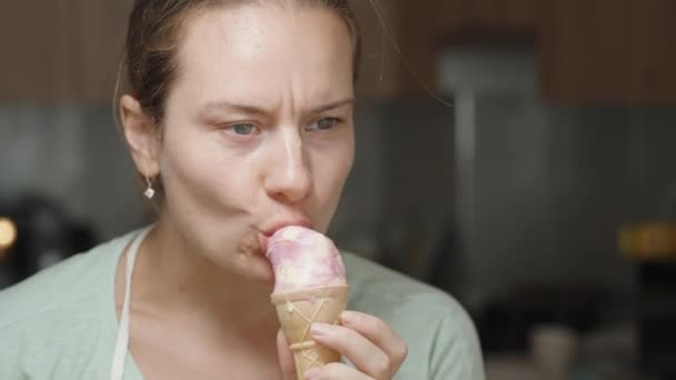 Portret Młodej Kobiety Jedzącej Różowe Lody Domowej Kuchni Zwolniony Ruch — Wideo stockowe
