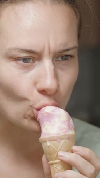 Vertikální Video Portrét Mladé Ženy Která Růžovou Zmrzlinu Útulné Kuchyni — Stock video
