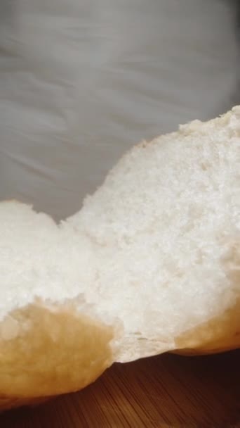 Kadın Kamera Ilerlerken Sosisli Sandviçin Üzerine Peynir Dilimleri Yerleştiriyor Dolly — Stok video