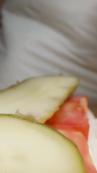 Donna Mette Una Salsiccia Accanto Condimenti Nel Panino Degli Hot — Video Stock