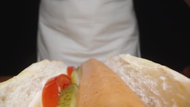 Vrouw Toont Een Zelfgemaakte Hotdog Die Net Heeft Klaargemaakt Met — Stockvideo