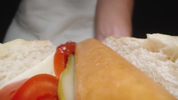 Vrouw Het Wit Giet Ketchup Hotdog Een Zwarte Achtergrond Dolly — Stockvideo