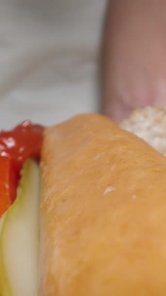 Donna Bianco Versa Ketchup Sull Hot Dog Fondo Nero Dolly — Video Stock