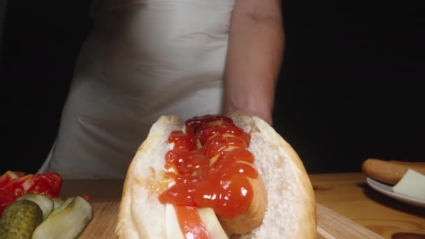 Kobieta Dodaje Musztardę Hot Doga Gdy Kamera Rusza Przodu Rejestrując — Wideo stockowe