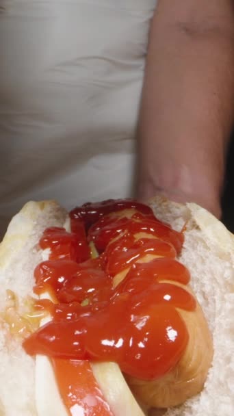 Kobieta Dodaje Musztardę Hot Doga Gdy Kamera Rusza Przodu Rejestrując — Wideo stockowe