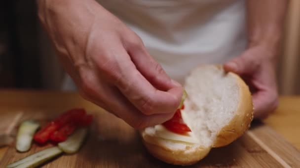 Bereiding Van Zelfgemaakte Hotdogs Vrouw Voegt Augurken Toe Aan Het — Stockvideo