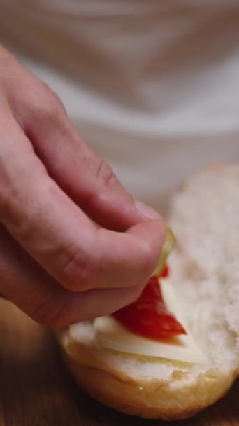 Przygotowanie Domowych Hot Dogów Kobieta Dodaje Ogórki Bułki Pionowe Wideo — Wideo stockowe