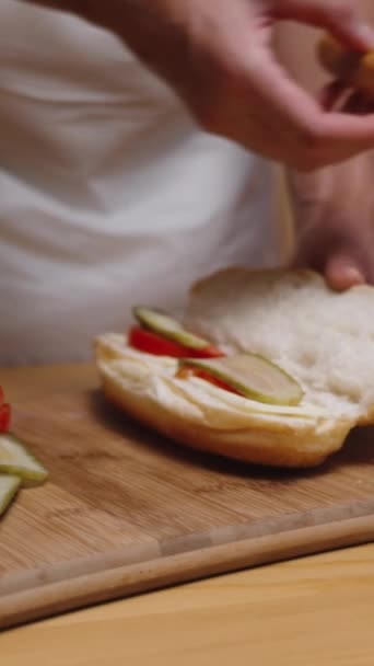 Preparazione Hot Dog Fatti Casa Donna Mette Una Salsiccia Sopra — Video Stock