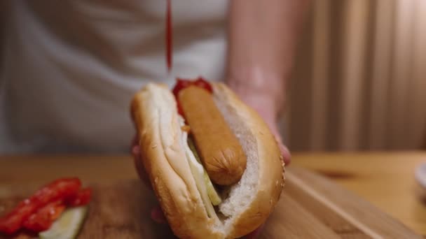 Zelfgemaakte Hotdog Vrouw Giet Ketchup Bovenop Slow Motion — Stockvideo
