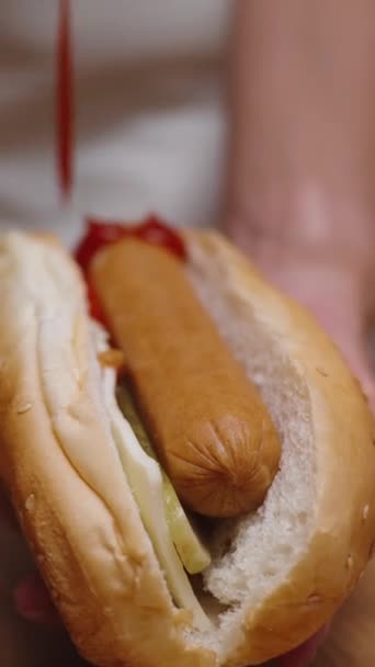 Zelfgemaakte Hotdog Vrouw Giet Ketchup Bovenop Slow Motion Verticale Video — Stockvideo