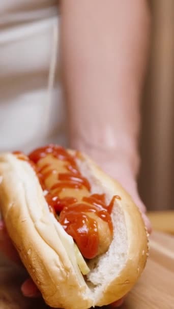 Die Frau Gießt Mayonnaise Auf Den Hot Dog Zeitlupe Großaufnahme — Stockvideo