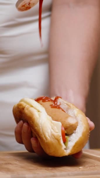 Vrouw Een Wit Schort Heeft Een Hotdog Bereid Giet Slow — Stockvideo