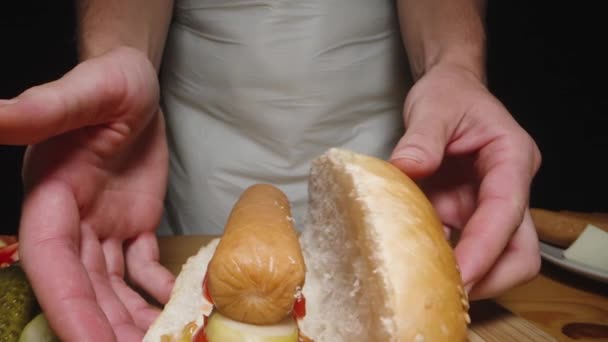 Kadın Yapımı Sosisli Sandviç Hazırladı Ekmeği Kapatıyor Dolly Kaydırıcı Aşırı — Stok video