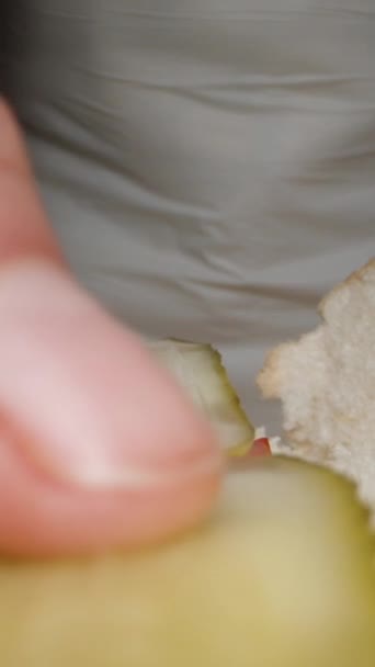 Kadın Turşu Dilimliyor Üstüne Sosis Koyup Sosisli Sandviç Yapıyor Dikey — Stok video