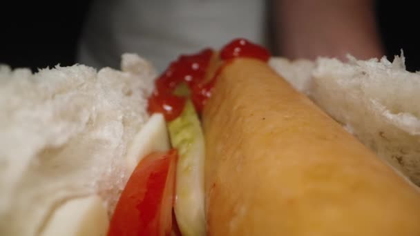 Ketchup Wylewa Się Hot Doga Dolly Suwak Ekstremalne Zbliżenie — Wideo stockowe