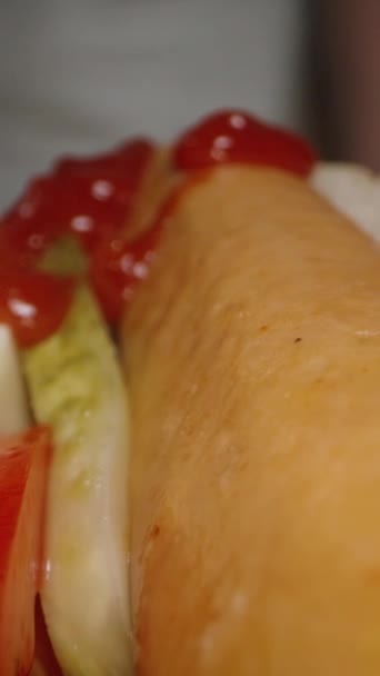 厨房里的番茄酱正倒在热狗上 多莉滑行极端特写 垂直录像 — 图库视频影像