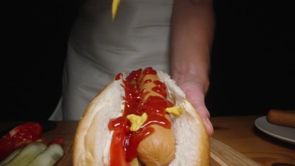 Ingredience Jsou Stole Jeden Hot Dog Již Připraven Hořčice Pomalu — Stock video