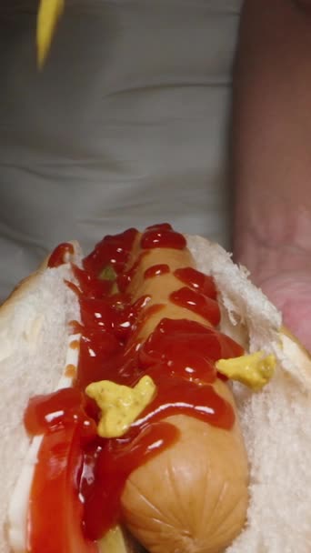 Bahan Bahan Berada Atas Meja Dan Satu Hot Dog Sudah — Stok Video