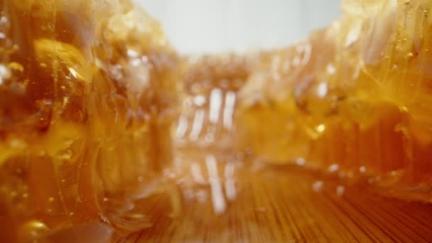 Tropft Honig Von Einem Holzlöffel Während Sich Die Kamera Darunter — Stockvideo