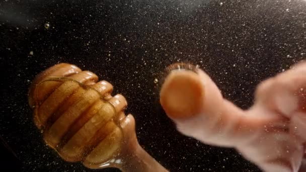 Ein Holzlöffel Mit Honigaufstrich Auf Einem Glastisch Ich Zeichne Mit — Stockvideo
