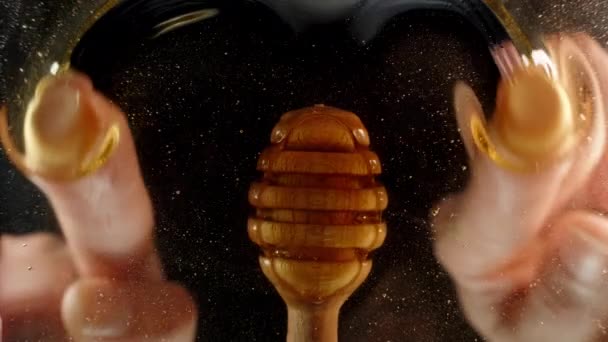 从下面看洒在玻璃桌上的蜂蜜 我在画一个心形 我的手指在上面 一个爱甜食的概念 — 图库视频影像